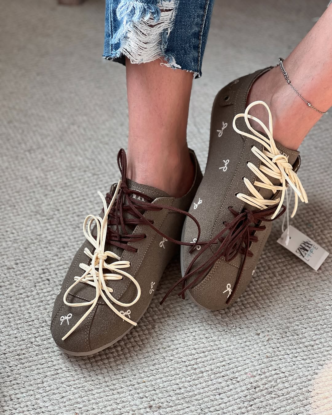 Bow Embroidered Women's Shoes With Contrasting Laces