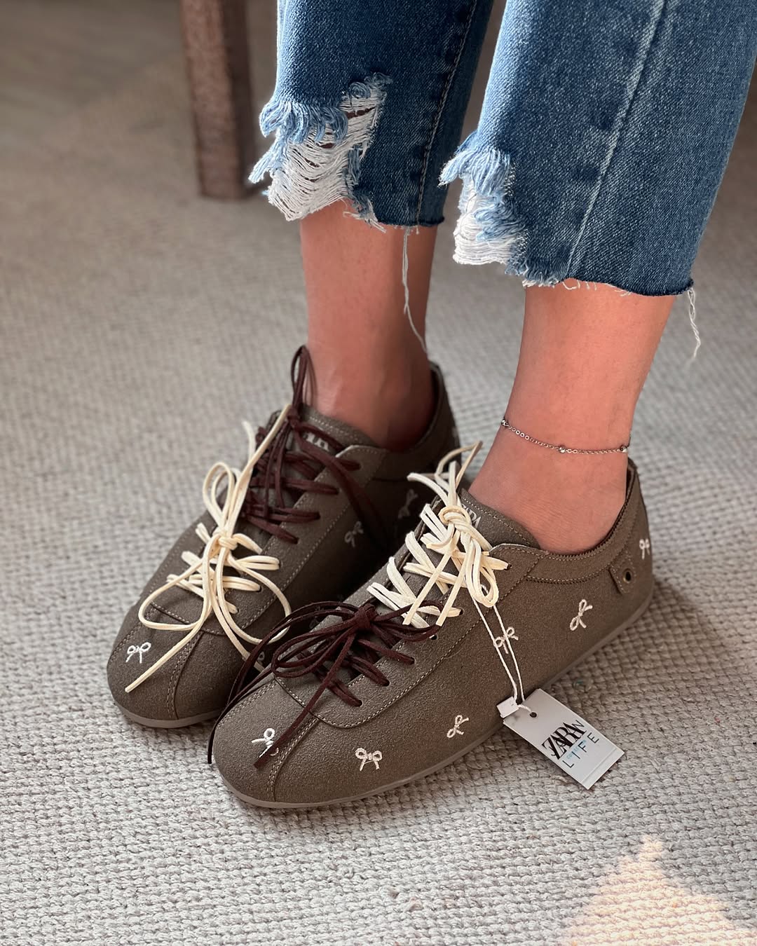 Bow Embroidered Women's Shoes With Contrasting Laces
