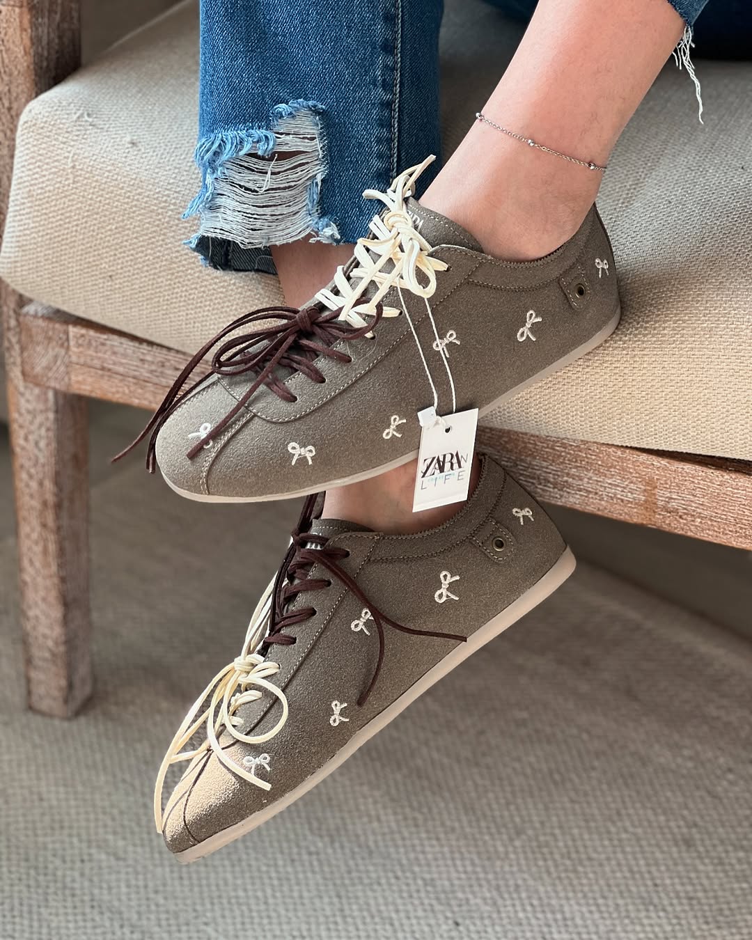 Bow Embroidered Women's Shoes With Contrasting Laces