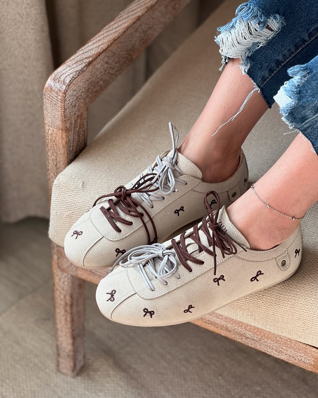 Bow Embroidered Women's Shoes With Contrasting Laces