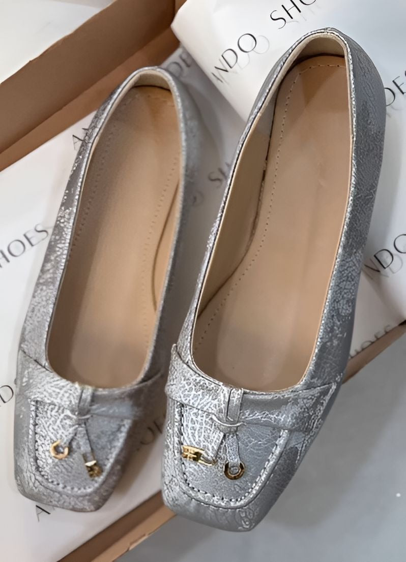 Soft leather flat shoes for women
