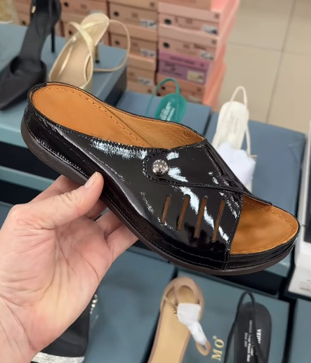 Black Shiny Leather Women Slippers