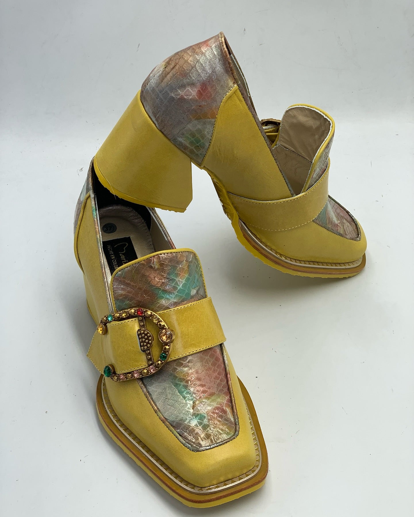 Women's yellow buckle square heel shoes