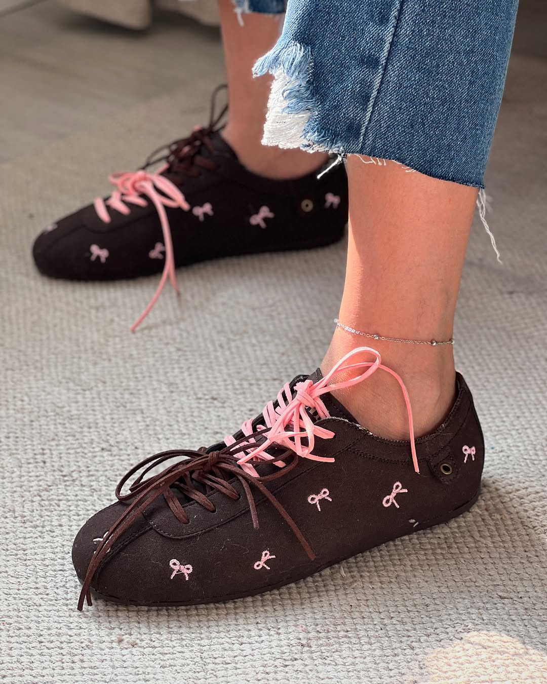 Bow Embroidered Women's Shoes With Contrasting Laces