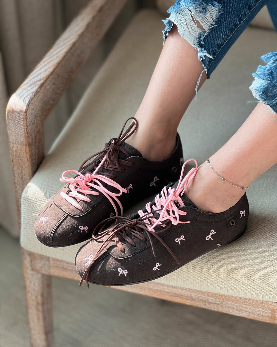 Bow Embroidered Women's Shoes With Contrasting Laces