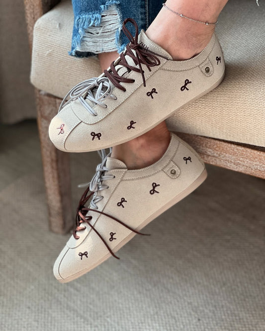 Bow Embroidered Women's Shoes With Contrasting Laces