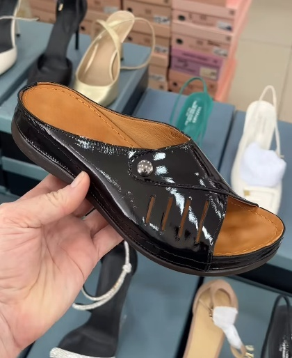 Black Shiny Leather Women Slippers