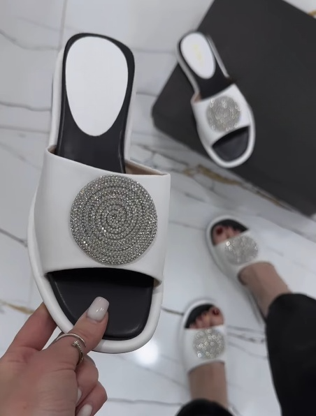 Round Sparkling Rhinestone Slippers