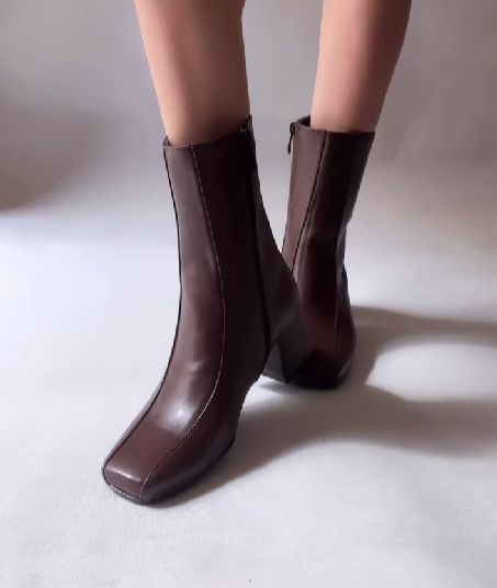 Elegant leather square heel boots