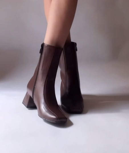 Elegant leather square heel boots