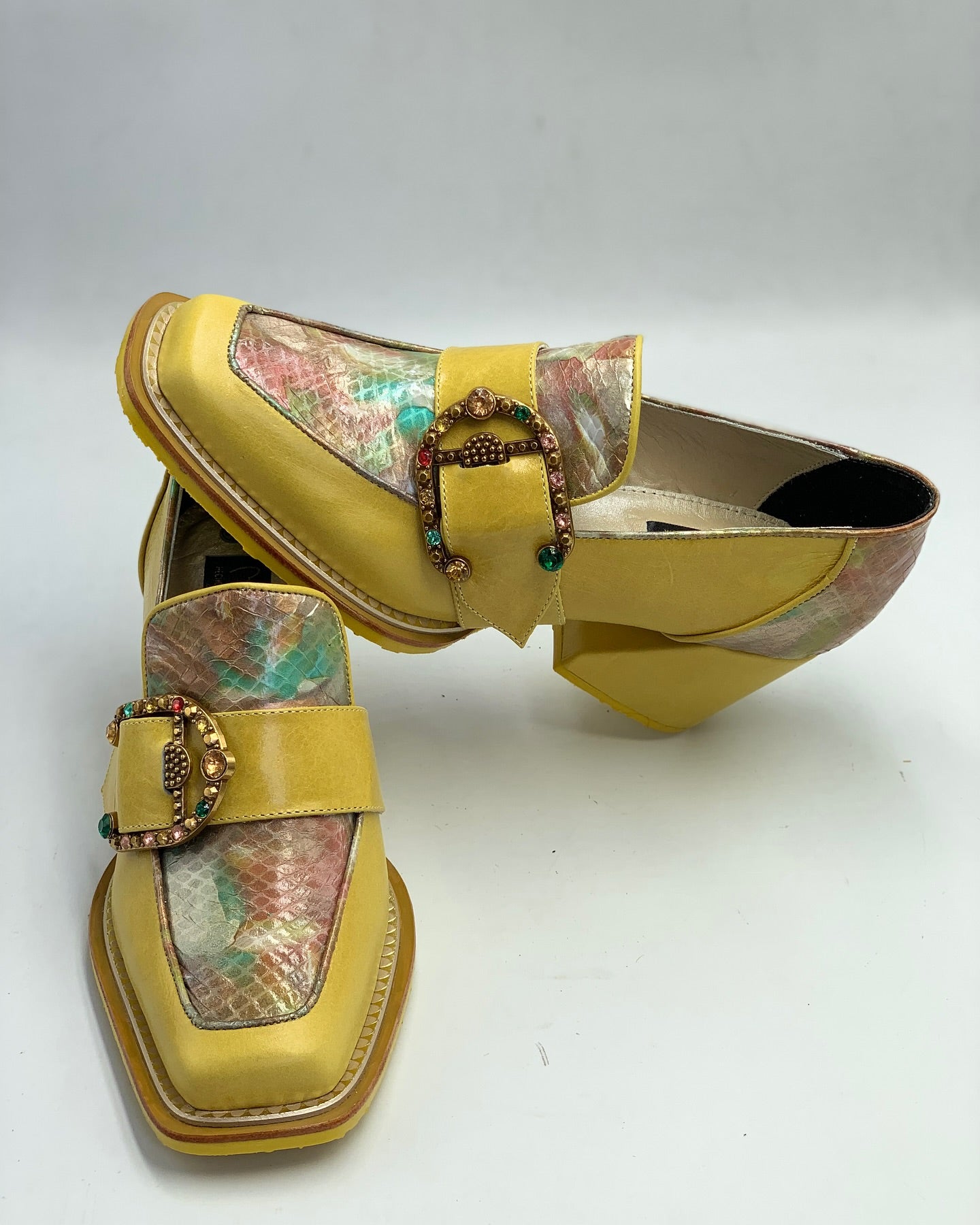 Women's yellow buckle square heel shoes