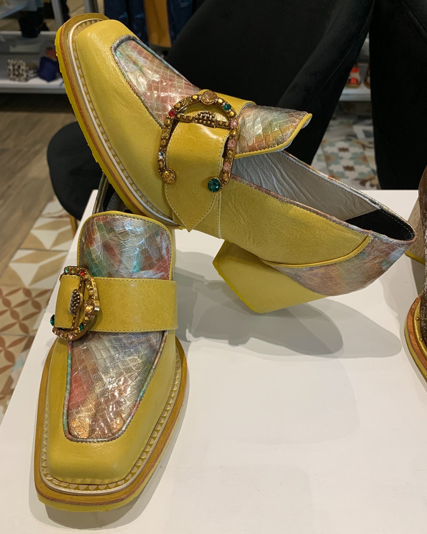 Women's yellow buckle square heel shoes